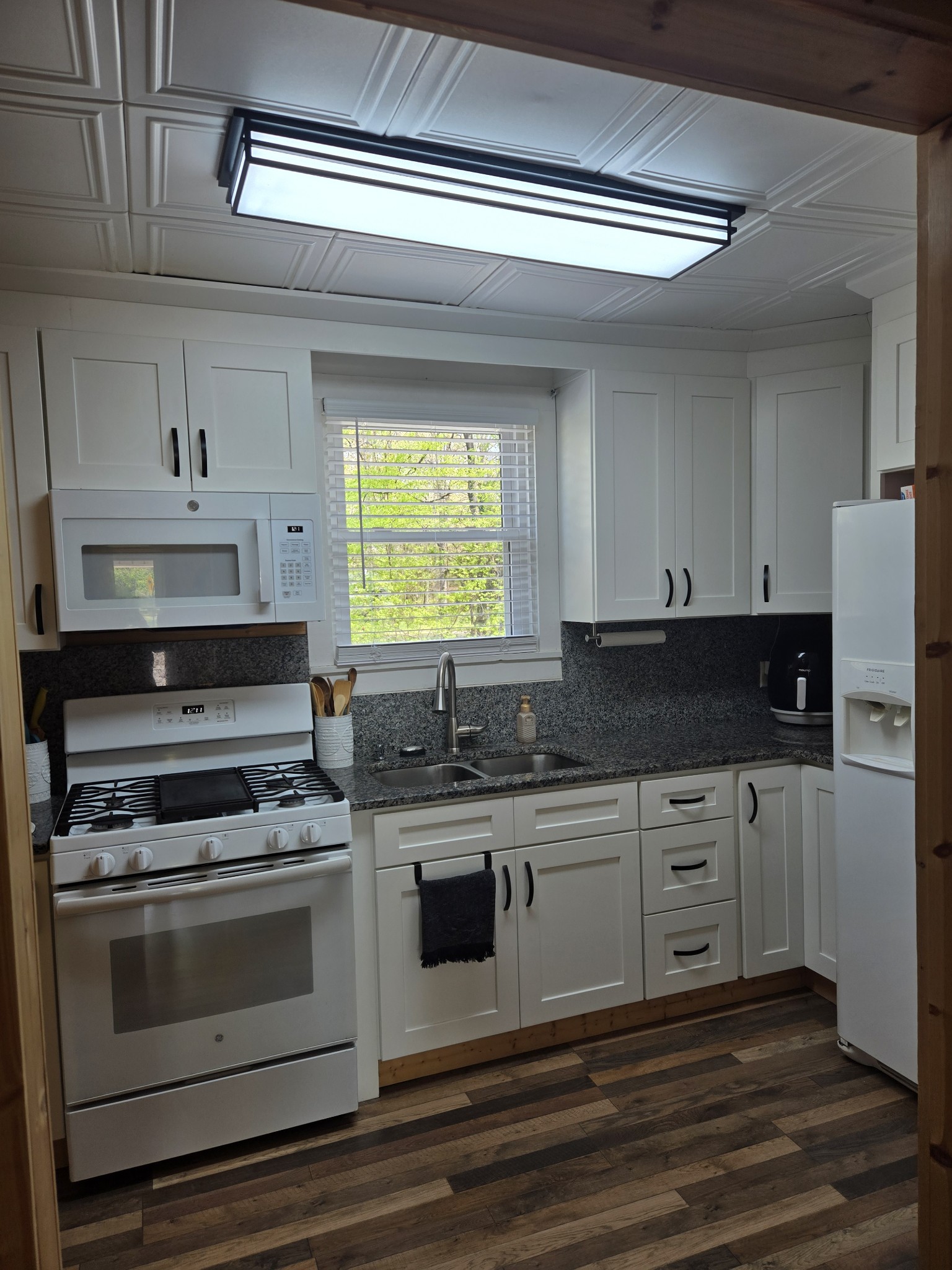 1605 New Dry Hollow Road Vanleer, TN 37181 - Photo 9 of 40 a kitchen with stainless steel appliances granite countertop a stove and a sink