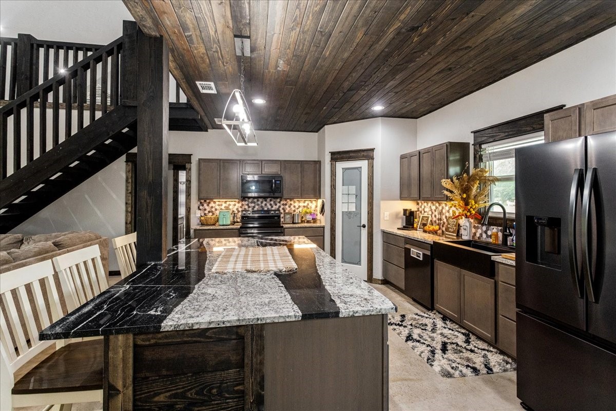 2032 Pahal Road Huntington, TX 75949 - Photo 9 of 45 a kitchen with granite countertop lots of counter top space and stainless steel appliances