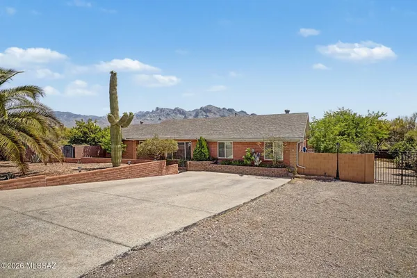 $675,000 | 1661 West Cascabella Drive, Tucson, AZ 85737