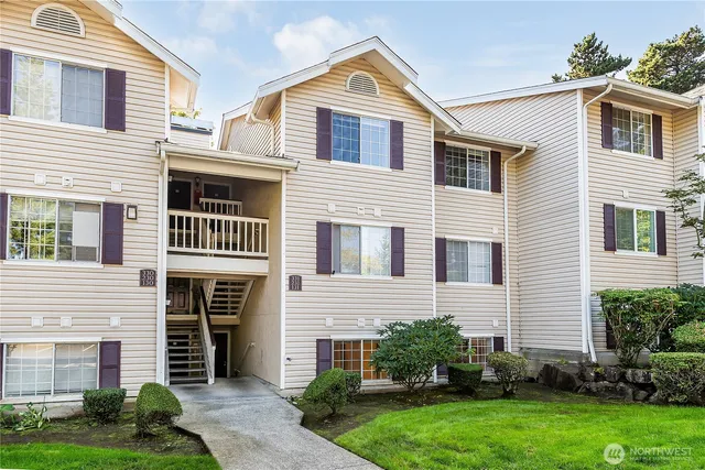 $369,950 | 19230 Forest Park Drive Northeast, Unit J131, Lake Forest Park, WA 98155