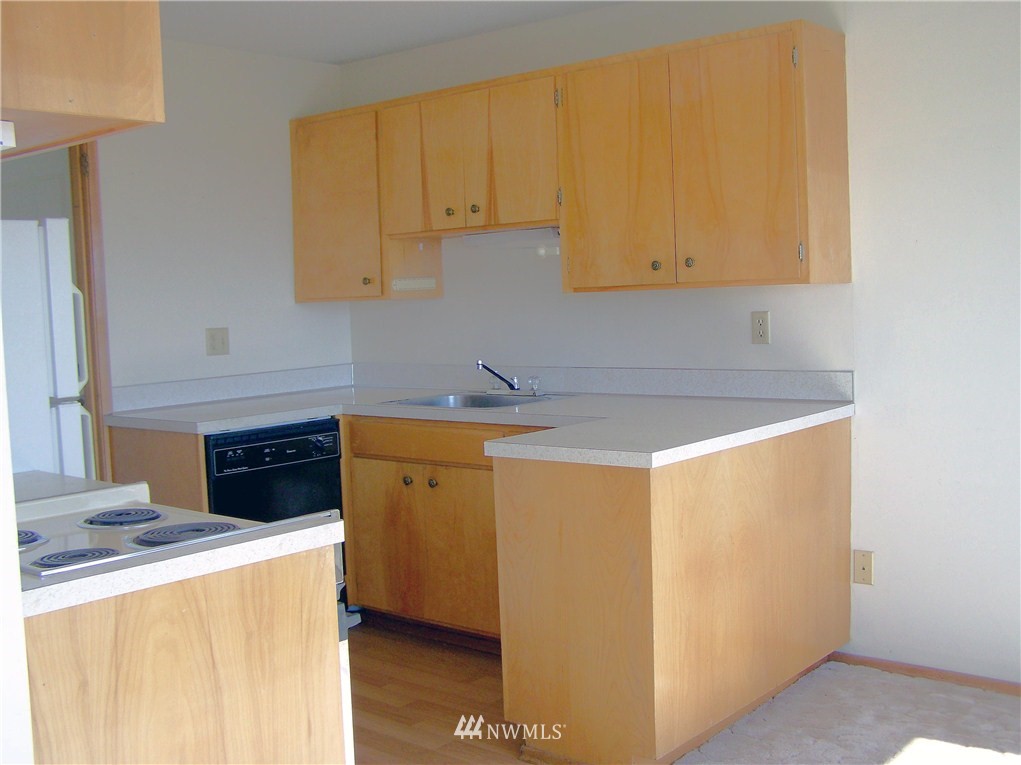 520 Maple Street, Unit 201 Edmonds, WA 98020 - Photo 7 of 8