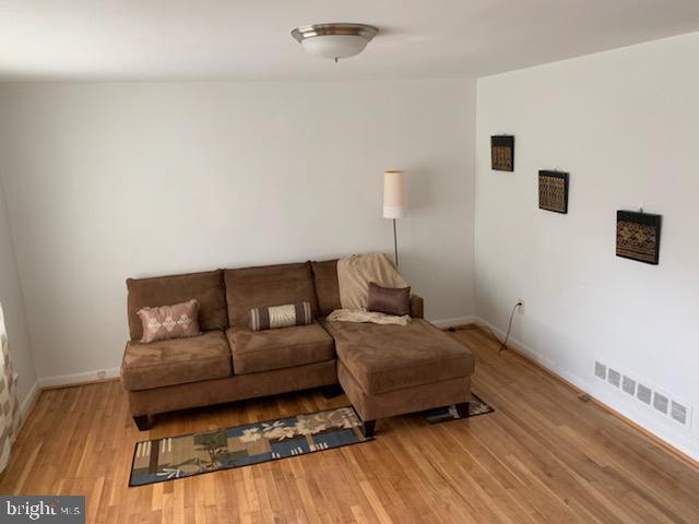 626 Gibson Road Baltimore, MD 21229 - Photo 3 of 35 Living Room