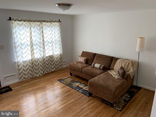 626 Gibson Road Baltimore, MD 21229 - Photo 4 of 35 Living Rm