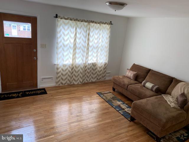 626 Gibson Road Baltimore, MD 21229 - Photo 5 of 35 Living Rm - Entrance