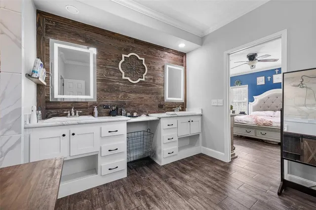 a en suite bathroom with a double vanity sink and a mirror