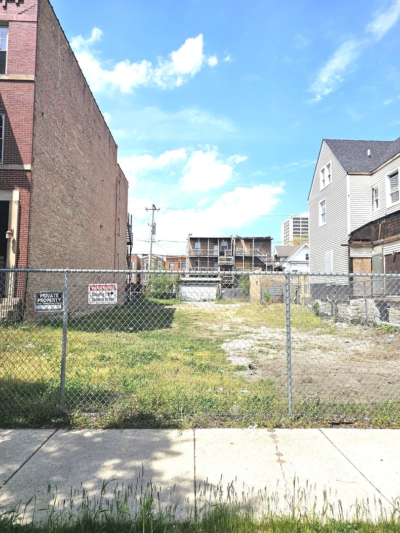 1524 East Marquette Road Chicago, IL 60637 - Photo 5 of 5 a view of a swimming pool