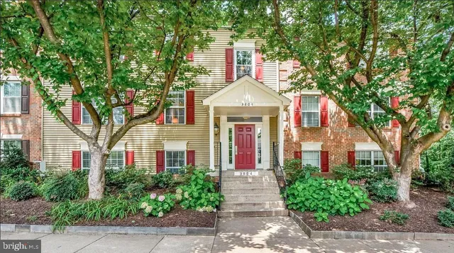 $425,000 | 3804 Green Ridge Court, Unit 301, Fairfax, VA 22033