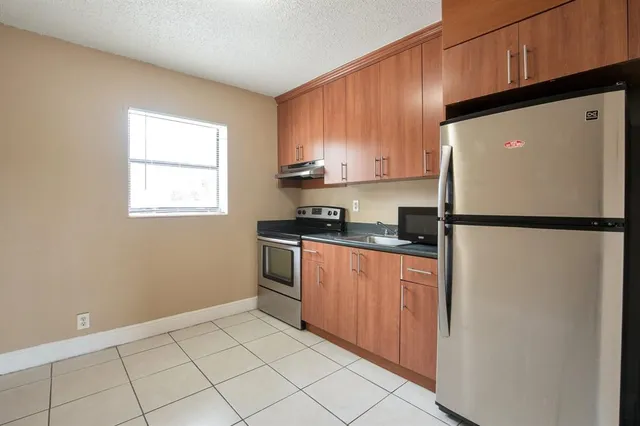 $1,475 | 4061 North Dixie Highway, Unit 29, Oakland Park, FL 33334