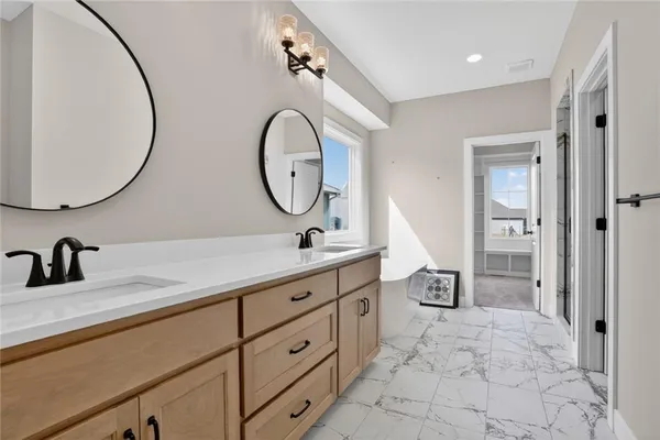 $660,950 | 13715 Northwest 70 Street, Parkville, MO 64152