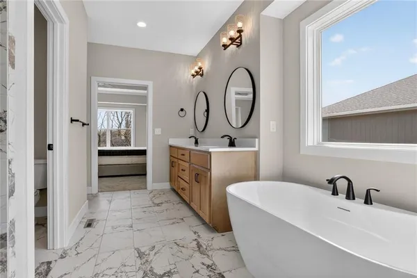 $660,950 | 13715 Northwest 70 Street, Parkville, MO 64152