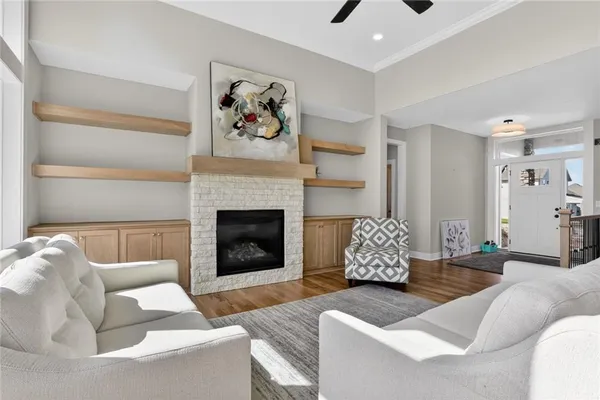 $660,950 | 13715 Northwest 70 Street, Parkville, MO 64152