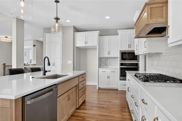 $660,950 | 13715 Northwest 70 Street, Parkville, MO 64152