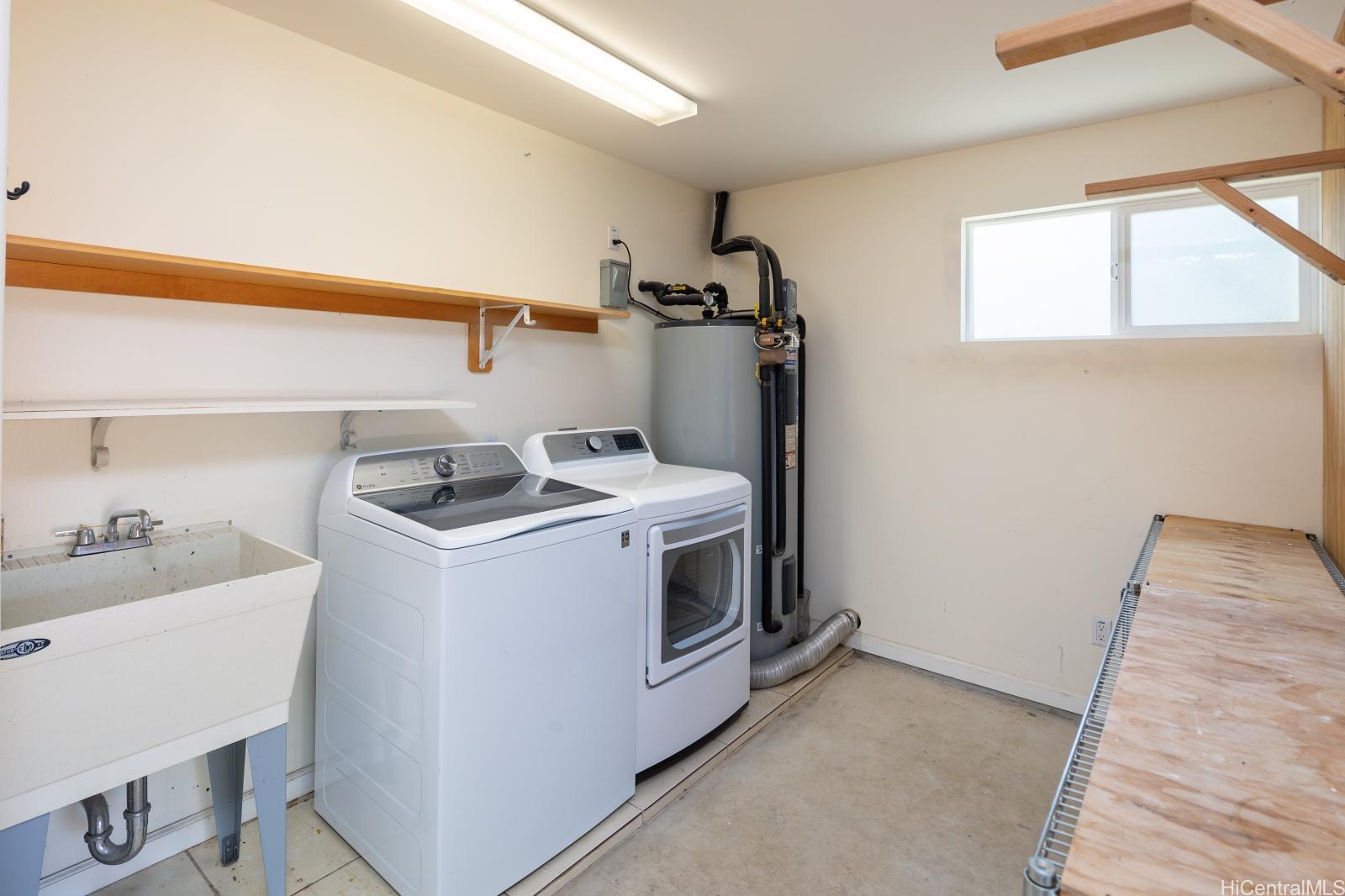 841 20th Avenue Honolulu, HI 96816 - Photo 7 of 8 a utility room with dryer and washer