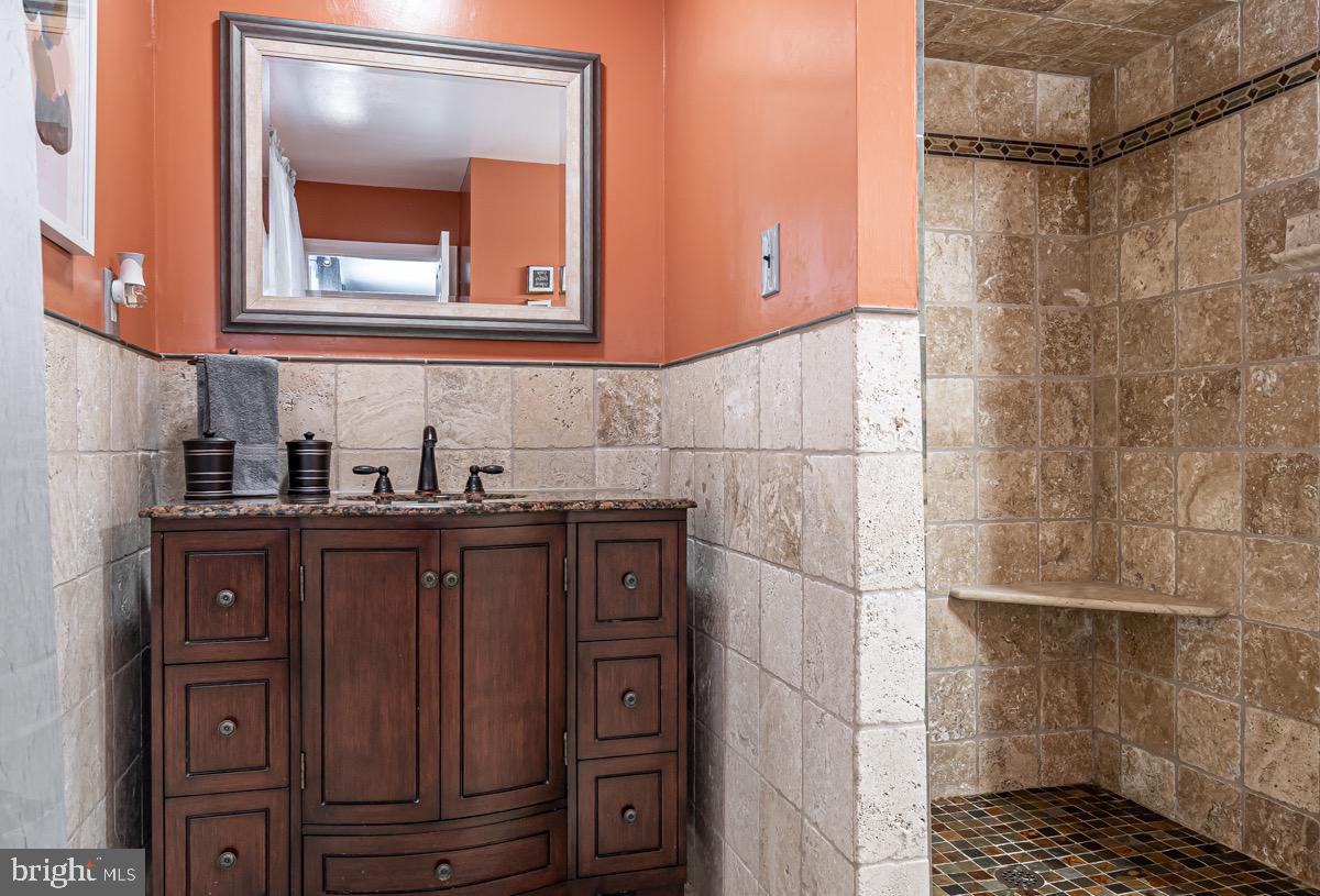 510 Pelham Road Cherry Hill, NJ 08034 - Photo 34 of 44 Main bedroom private bath - Travertine Tile