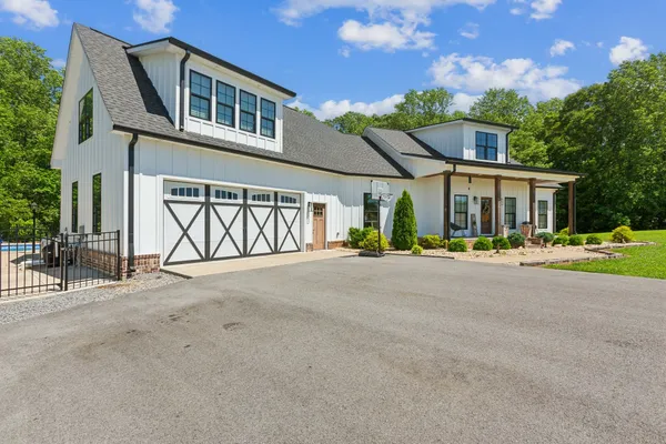 a view of an house with backyard and plants