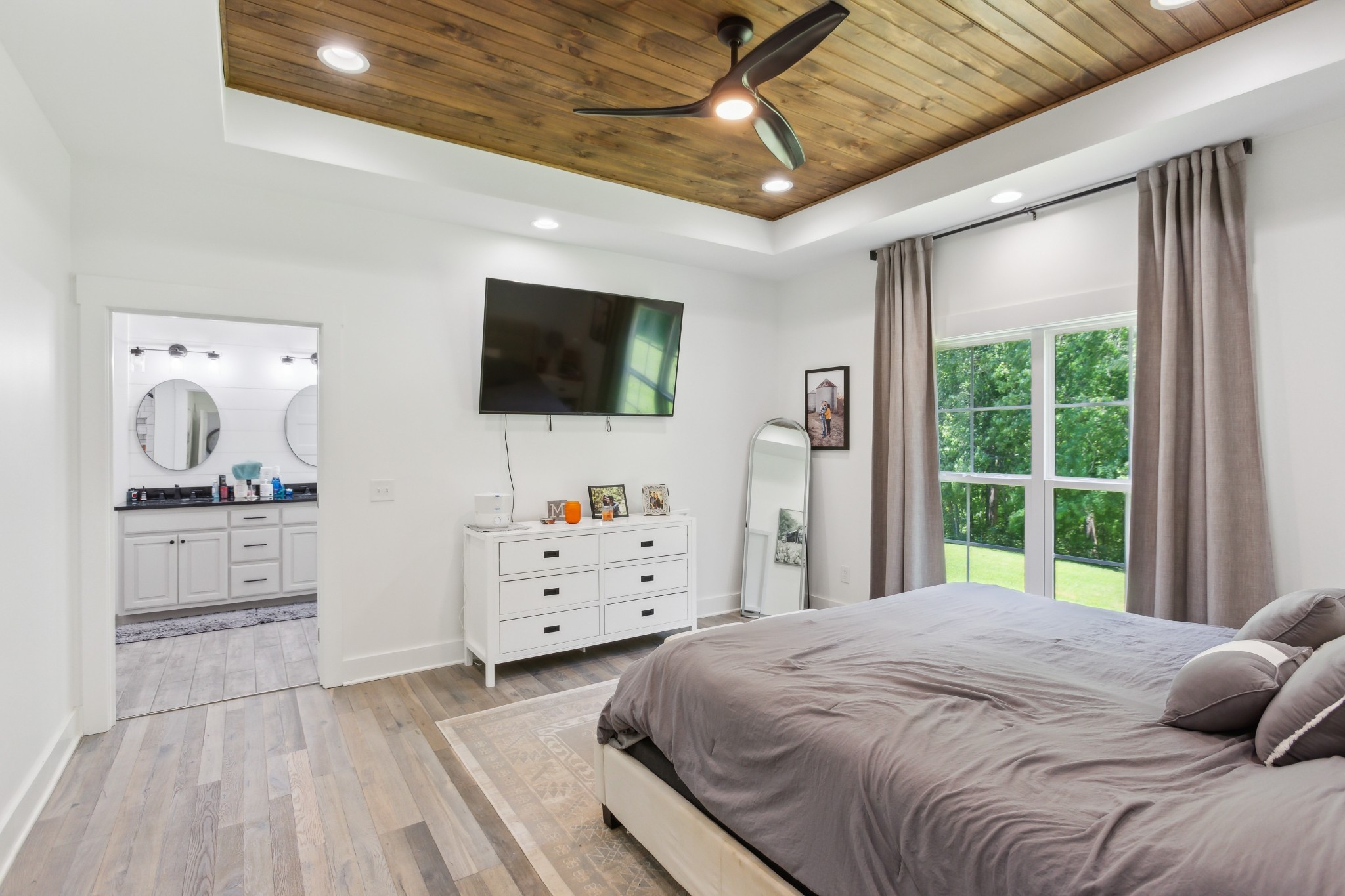 1930 Williams Road Lafayette, TN 37083 - Photo 17 of 41 a bedroom with a bed and flat screen tv