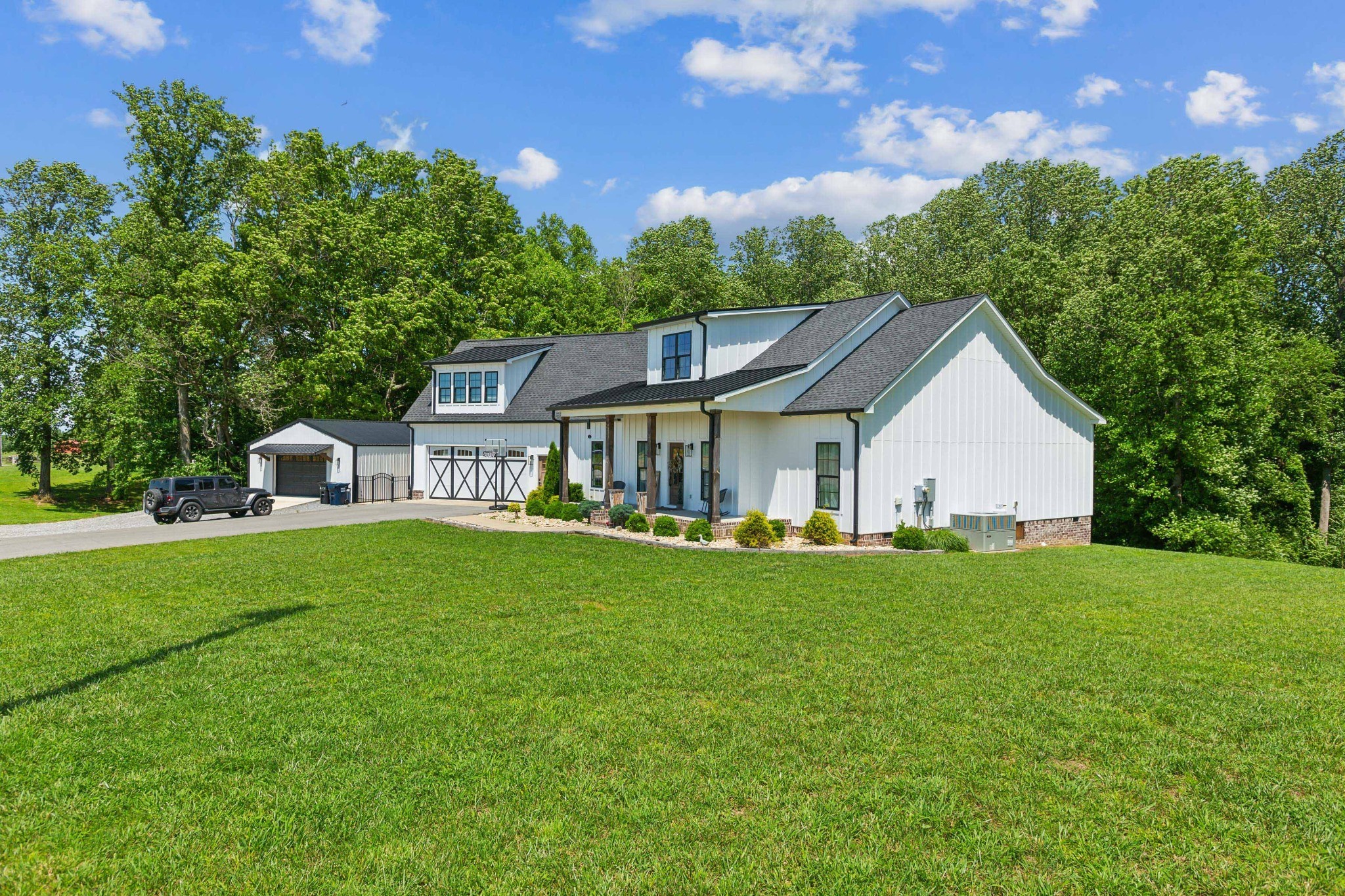 1930 Williams Road Lafayette, TN 37083 - Photo 3 of 41 a front view of a house with a garden