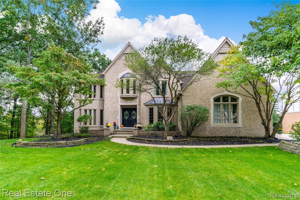 2802 Eagle Drive Rochester Hills, MI 48309 - Photo 1 of 78
