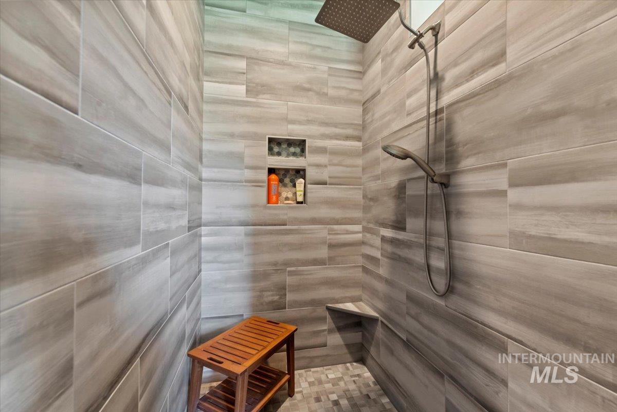 15465 Syrah Court Caldwell, ID 83607 - Photo 21 of 50 Full bathroom featuring a tile shower