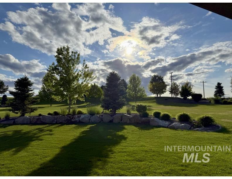 15465 Syrah Court Caldwell, ID 83607 - Photo 32 of 50 View of green lawn