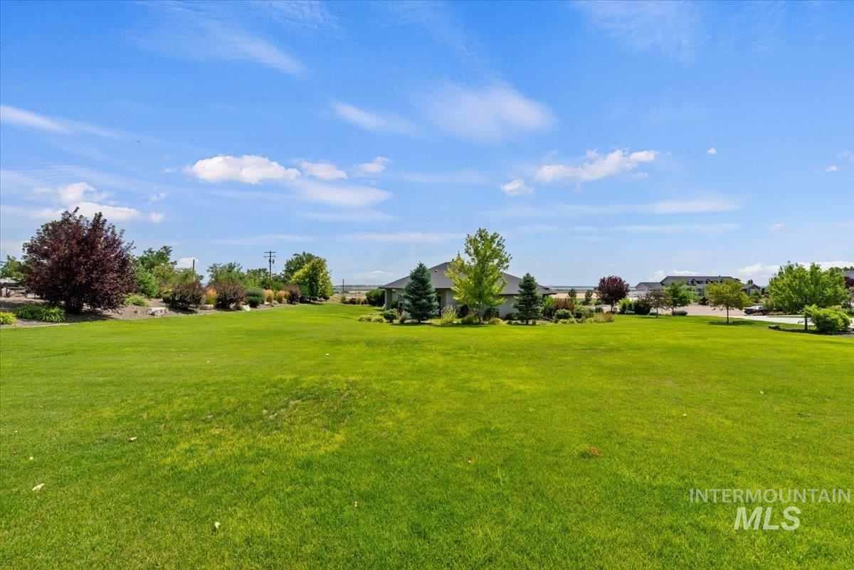 15465 Syrah Court Caldwell, ID 83607 - Photo 37 of 50 View of green lawn
