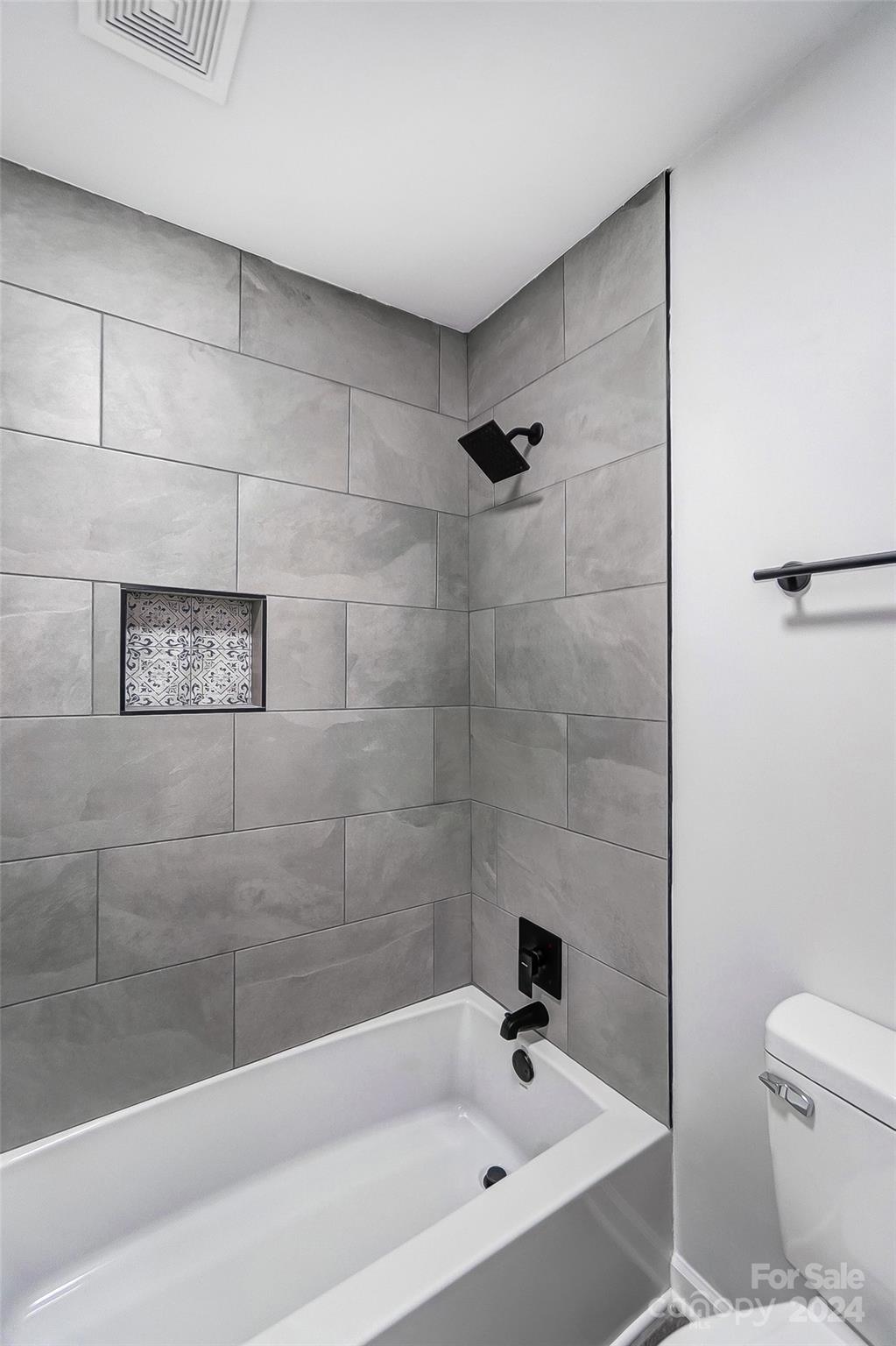 6524 Eaglecrest Road Charlotte, NC 28212 - Photo 26 of 48 a bathroom with a bathtub and a toilet