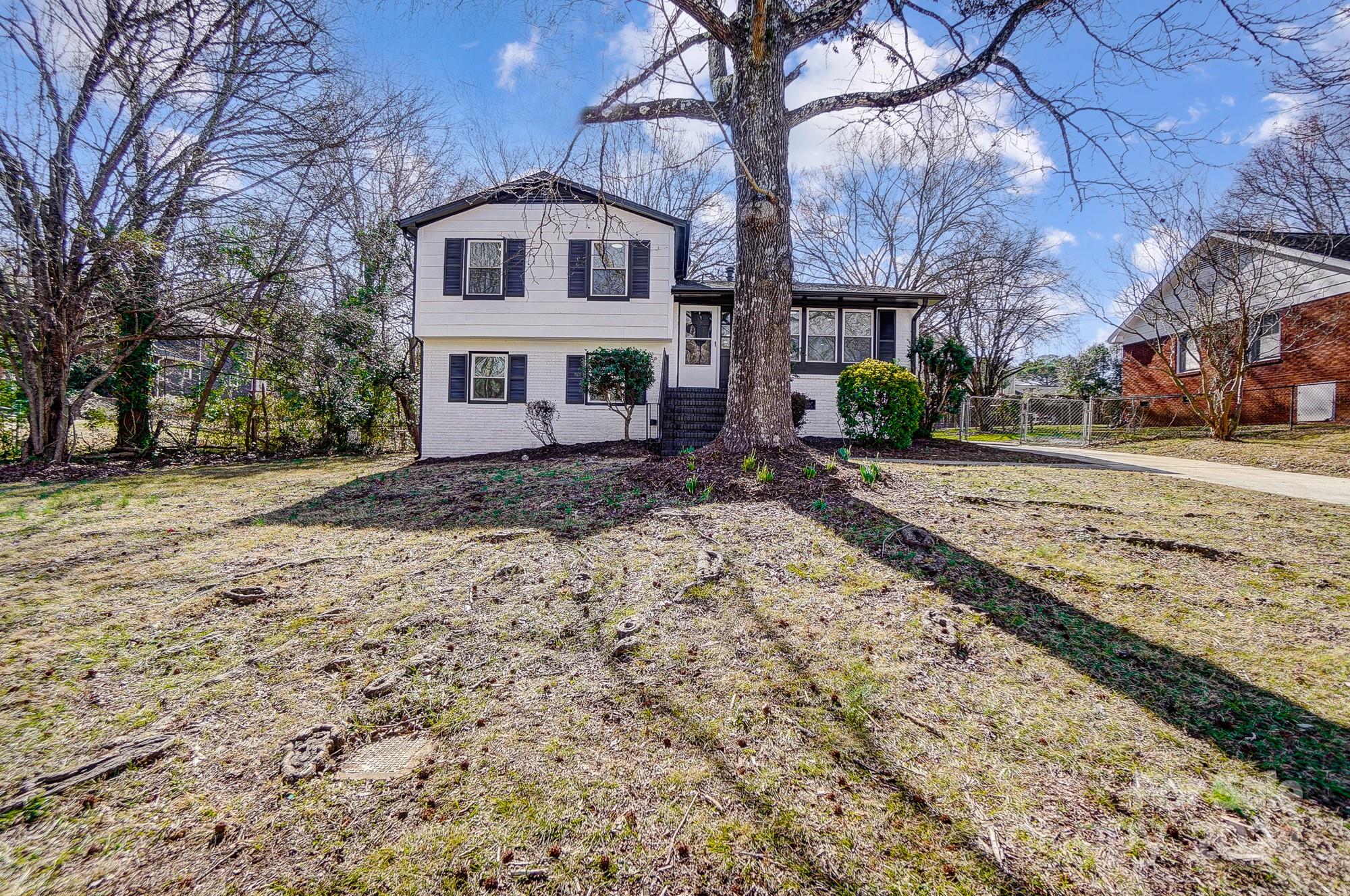 6524 Eaglecrest Road Charlotte, NC 28212 - Photo 47 of 48 a front view of a house with a yard