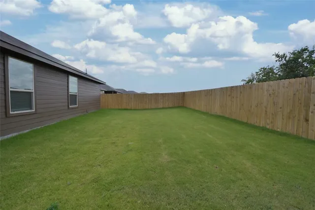 a view of a backyard