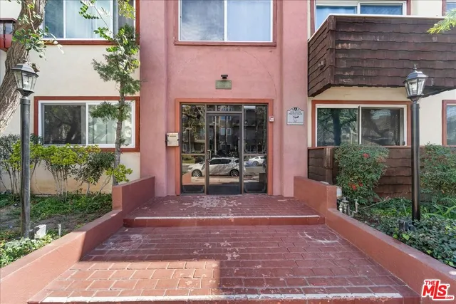 $549,000 | 5414 Newcastle Avenue, Unit 26, Encino, CA 91316