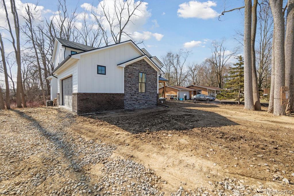 241 Maplehill Road Rochester Hills, MI 48306 - Photo 2 of 46