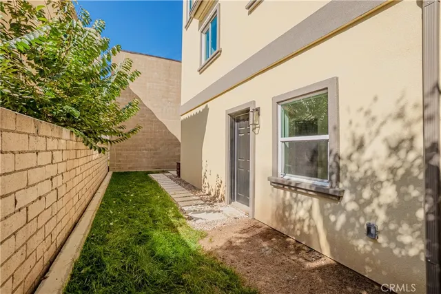 a view of a backyard with pathway