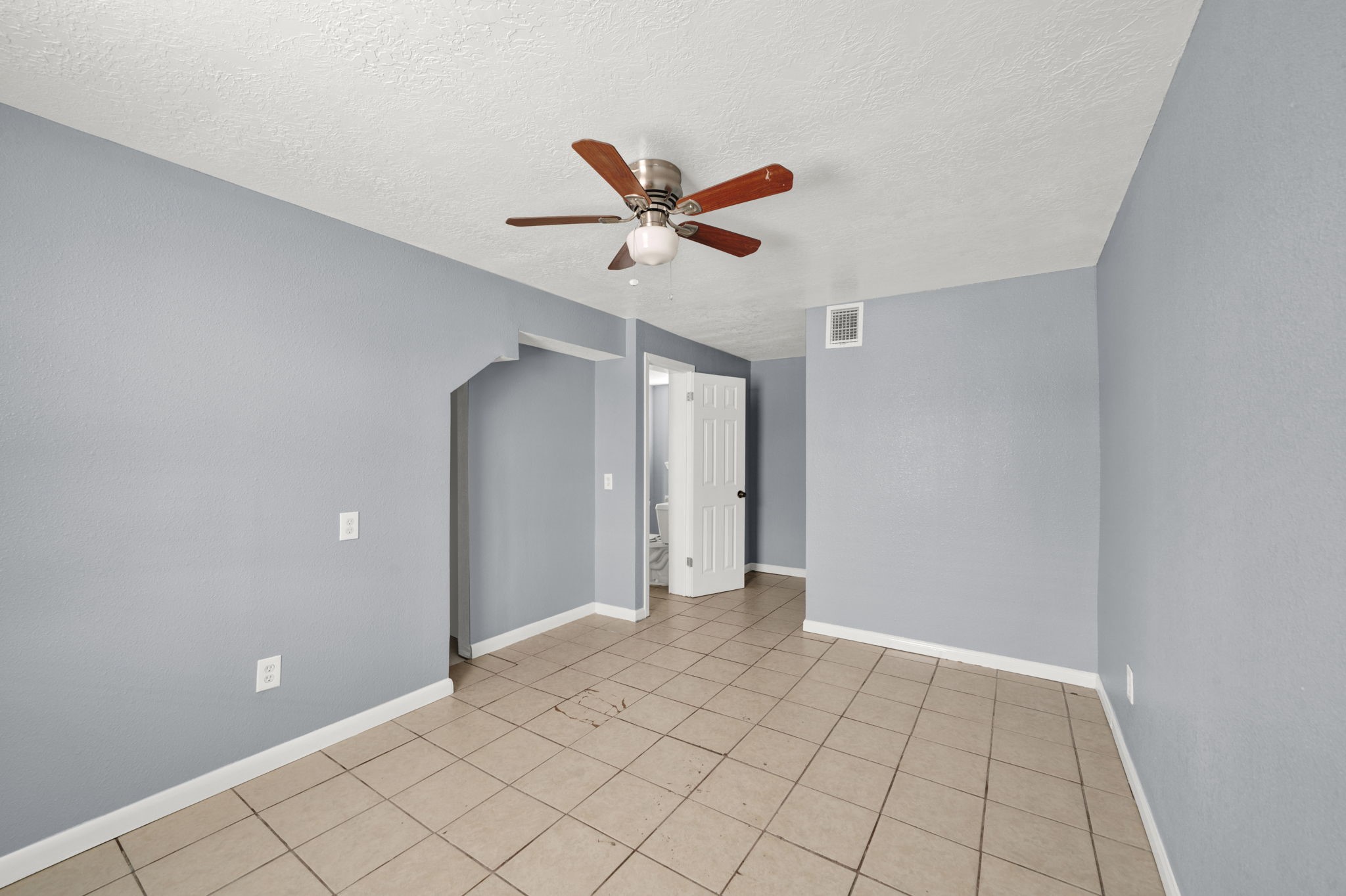 904 Beverly Avenue, Unit 6 Pasadena, TX 77506 - Photo 21 of 32 a view of an empty room