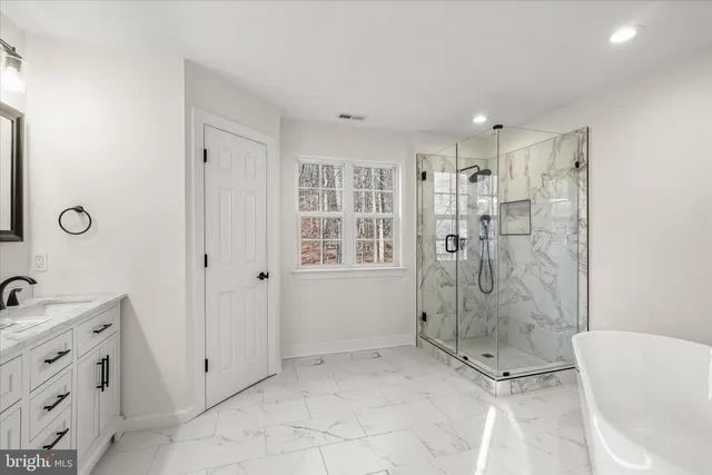 a view of a house with backyard