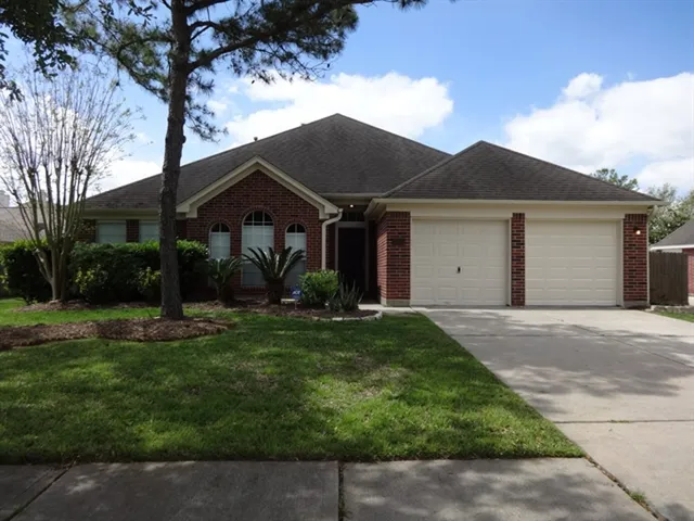 $2,650 | 104 Laguna Pointe Drive, League City, TX 77573