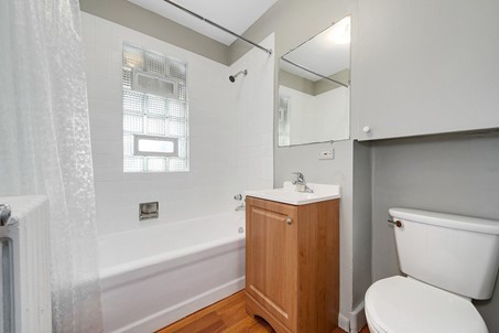 1811 Prairie Street Glenview, IL 60025 - Photo 11 of 22 a bathroom with a sink toilet and bathtub