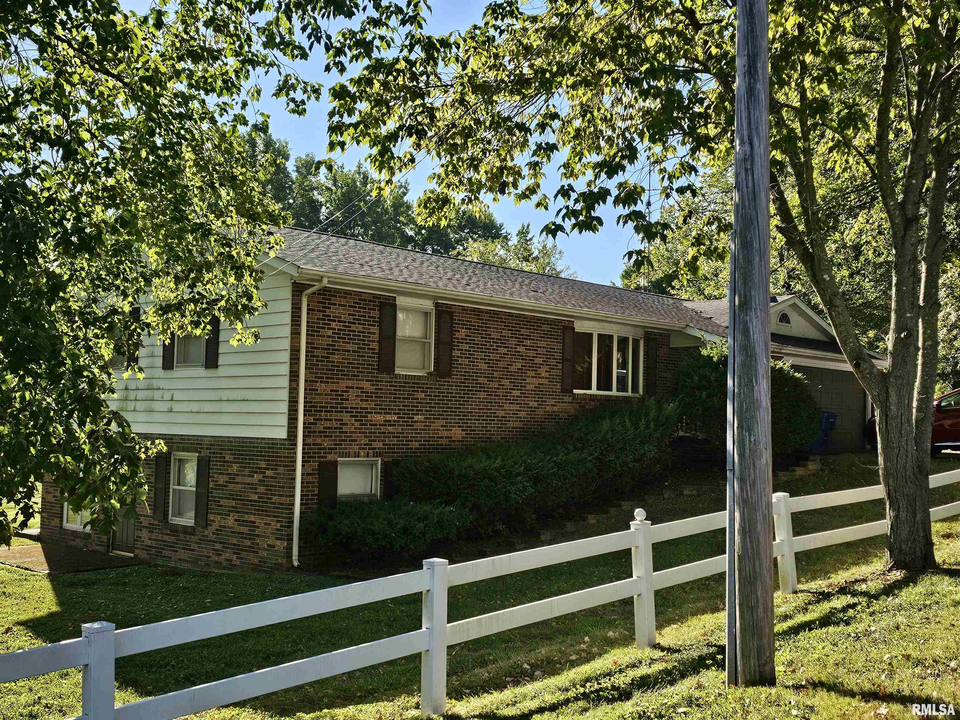 2222 Pine Street Eldorado, IL 62930 - Photo 3 of 31