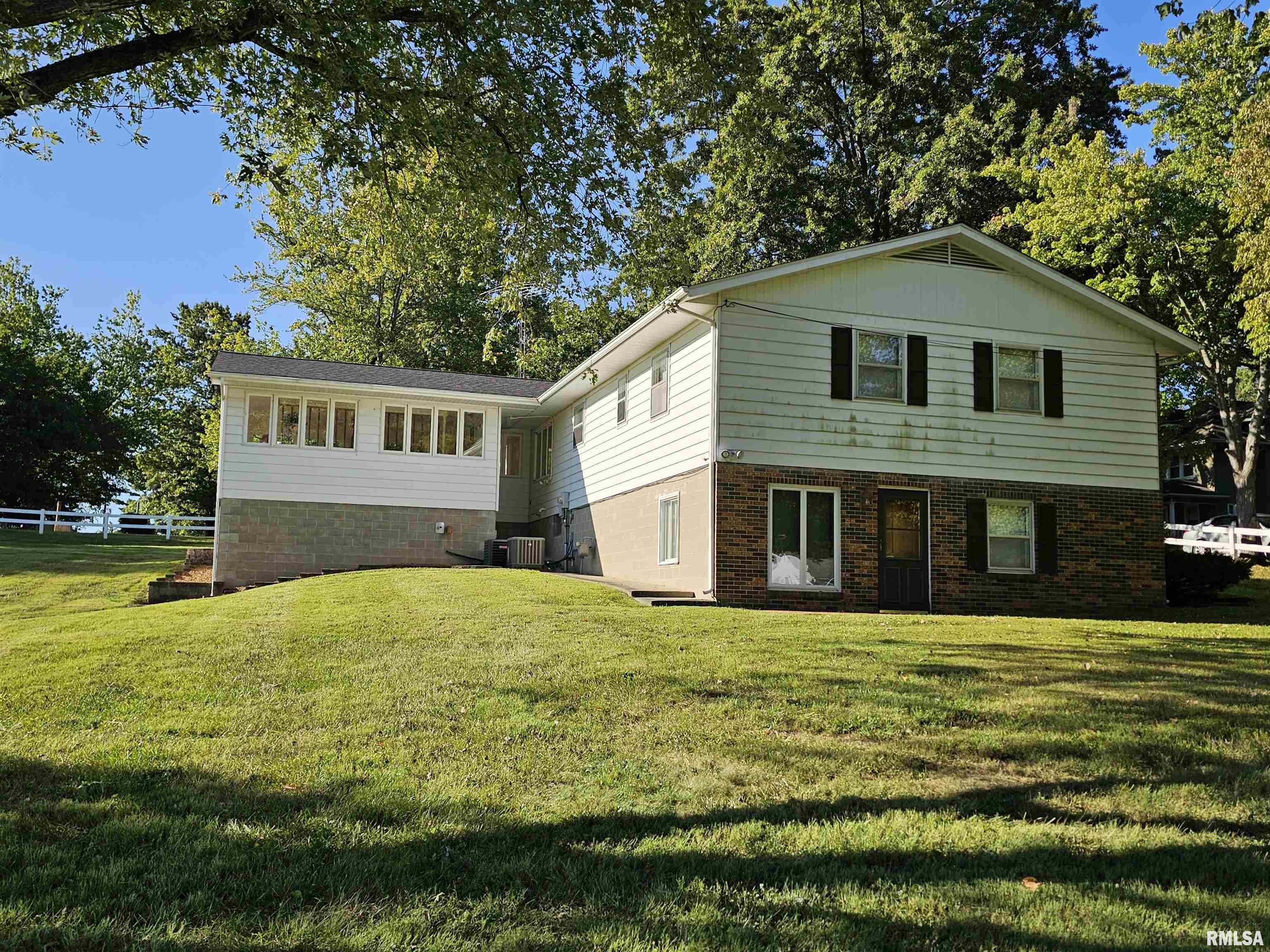 2222 Pine Street Eldorado, IL 62930 - Photo 4 of 31