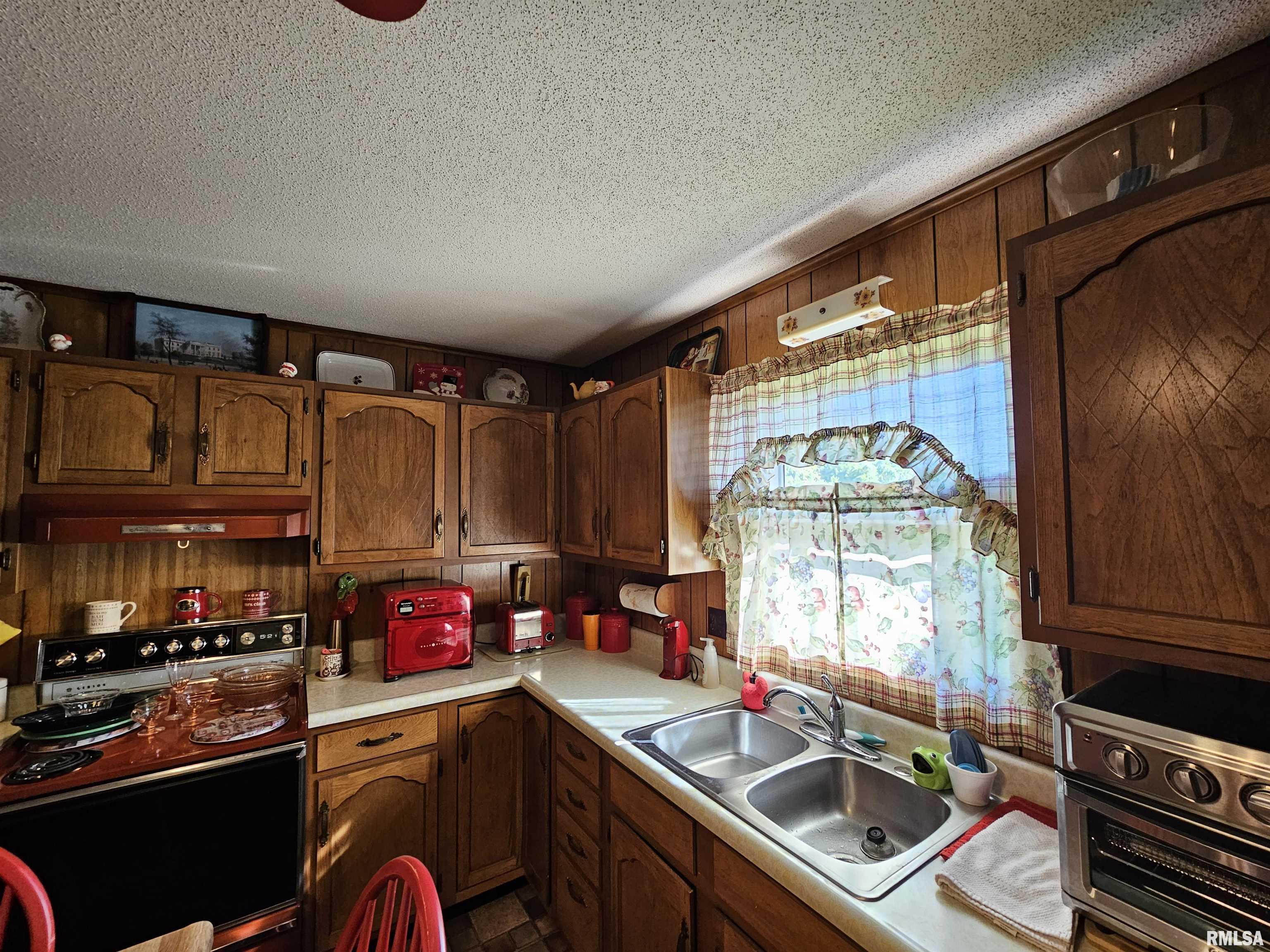 2222 Pine Street Eldorado, IL 62930 - Photo 9 of 31