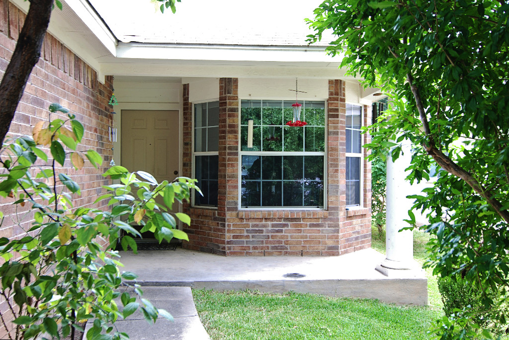 a view front of house with potted plant ana