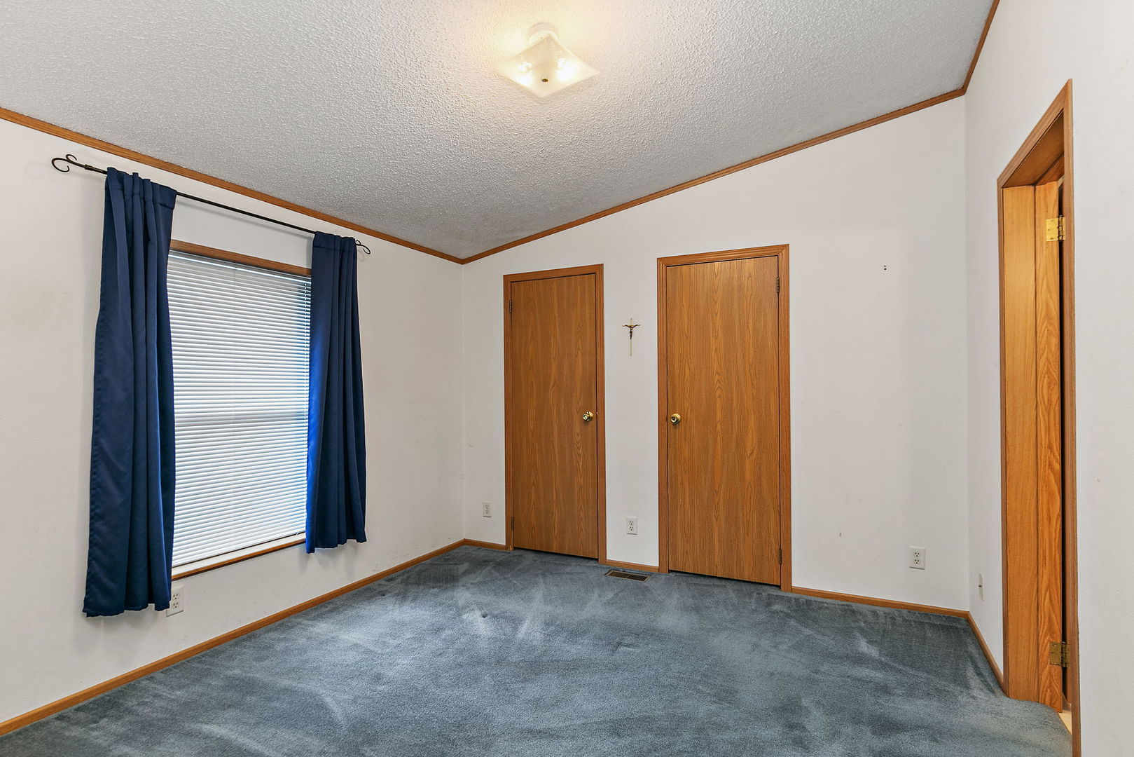 117 Parkwood Road Elgin, IL 60123 - Photo 12 of 16 an empty room with windows