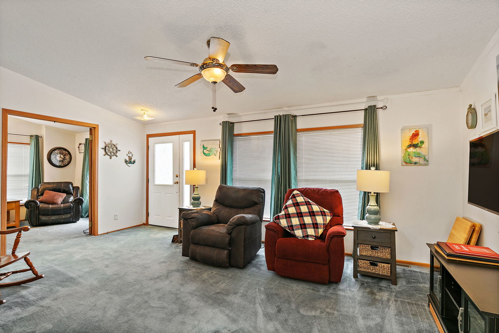 117 Parkwood Road Elgin, IL 60123 - Photo 5 of 16 a living room with furniture
