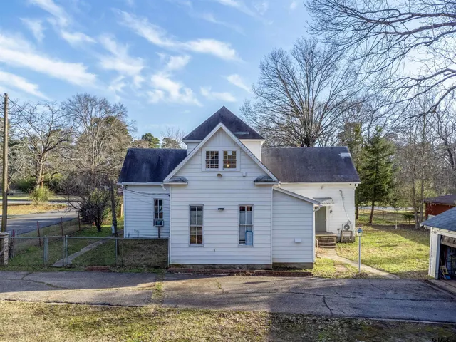 a view of a yard in front of a house