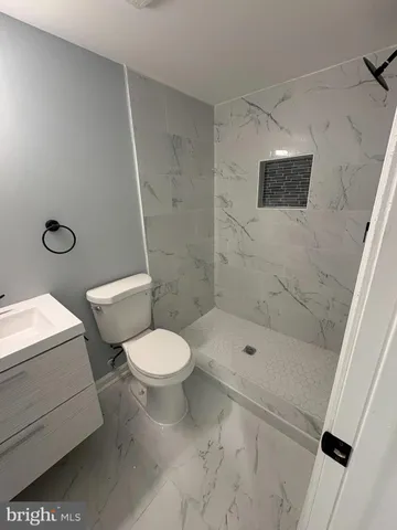 a bathroom with a toilet and a shower