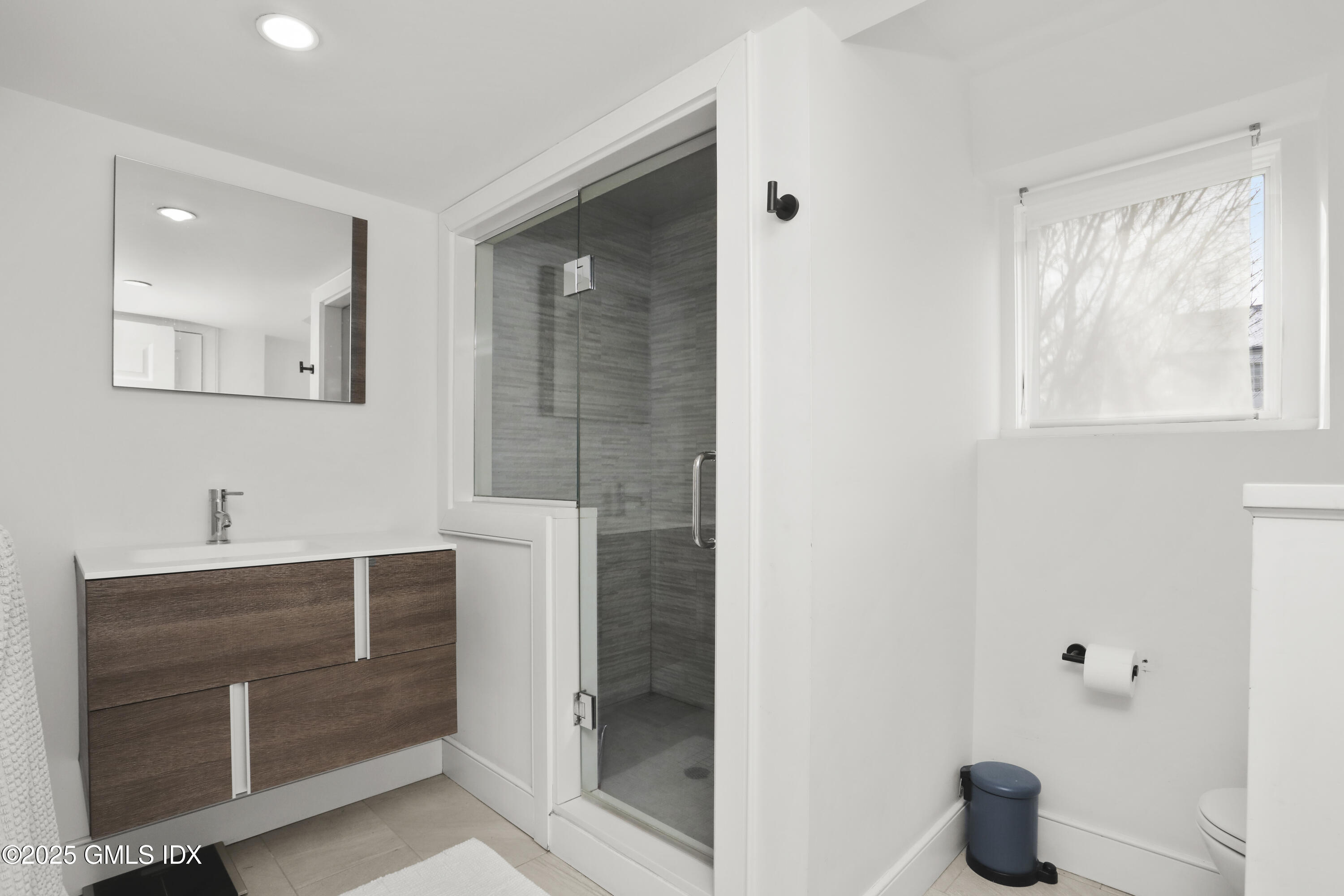 6 Meadowbank Road Old Greenwich, CT 06870 - Photo 12 of 30 Primary Bath