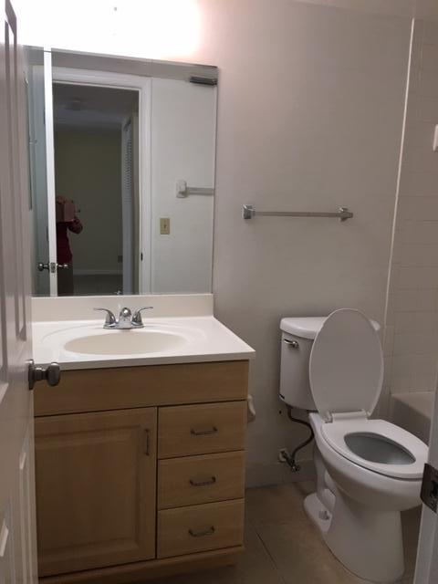 321 Olivewood Place, Unit O121 Boca Raton, FL 33431 - Photo 5 of 13 GUEST BATH