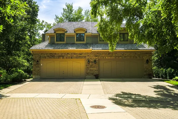 $529,900 | 640 Walnut Oaks Drive, Roselle, IL 60172