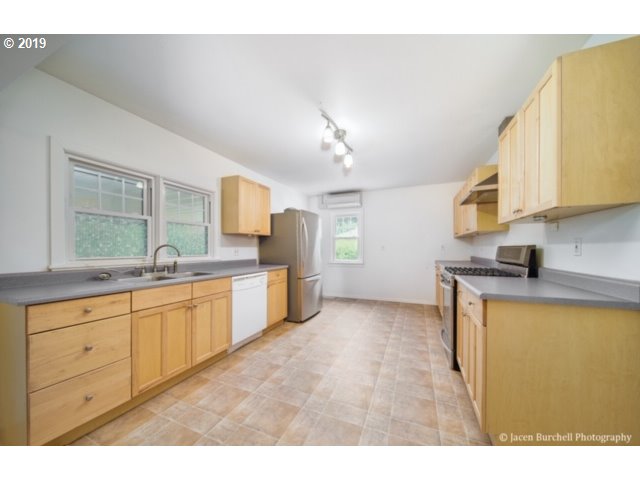 40 Southeast 133rd Avenue Portland, OR 97233 - Photo 5 of 22