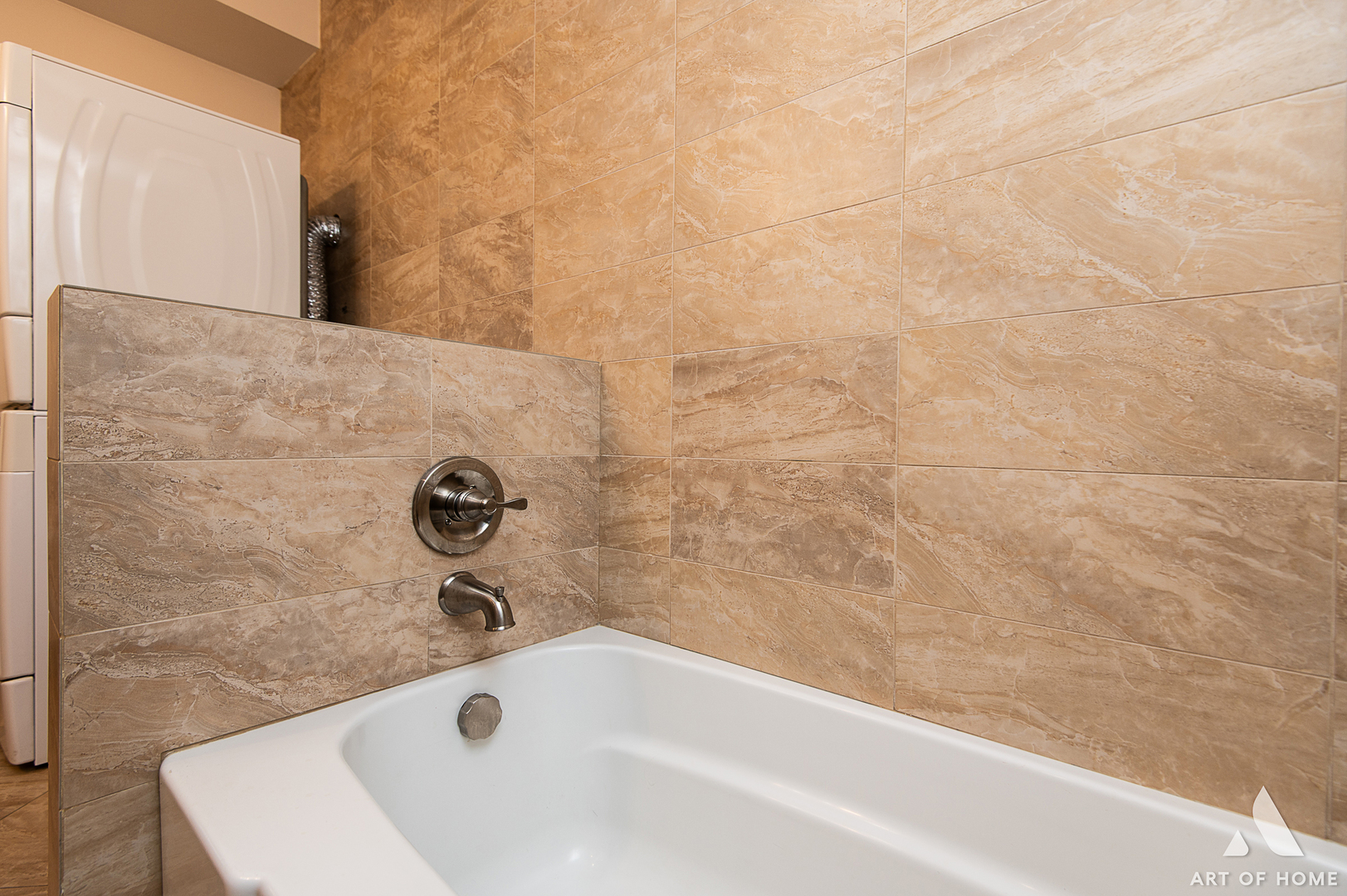 4820 West George Street, Unit 2 Chicago, IL 60641 - Photo 8 of 24 a bathroom with a bathtub