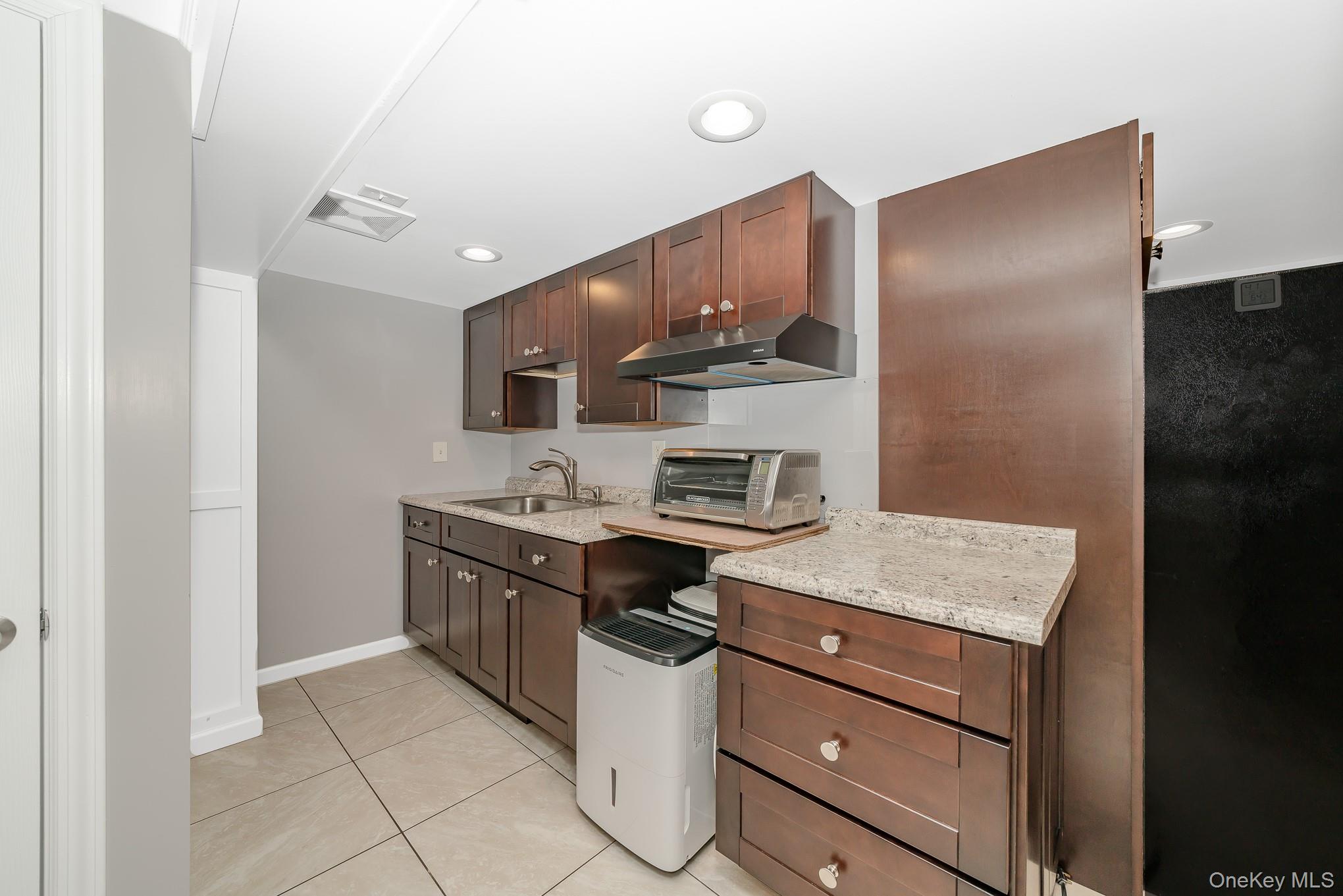 18 Byron Road Commack, NY 11725 - Photo 25 of 32 Wet Bar with Cabinets