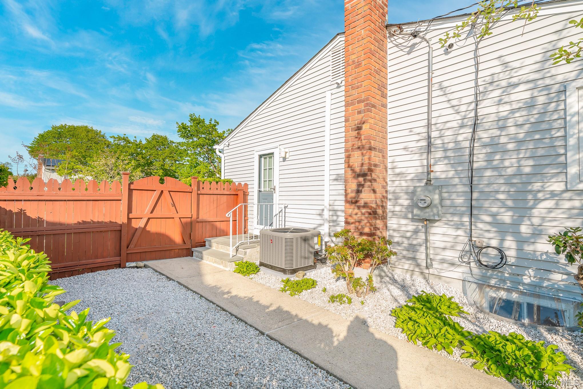 18 Byron Road Commack, NY 11725 - Photo 4 of 32